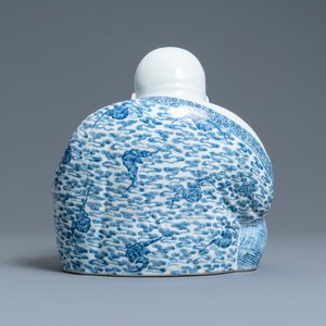 Une grande figure de Bouddha en porcelaine de Chine en bleu et blanc, marque de Fujian Huiguang, République — photo 4