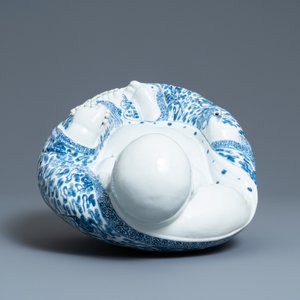Une grande figure de Bouddha en porcelaine de Chine en bleu et blanc, marque de Fujian Huiguang, République — photo 7