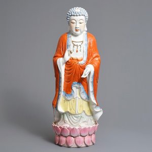 Une grande figure de Bouddha en porcelaine de Chine famille rose, 20ème — photo 1