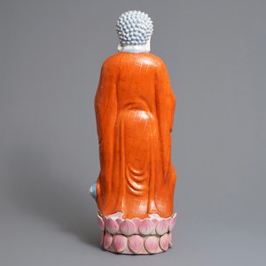 Une grande figure de Bouddha en porcelaine de Chine famille rose, 20ème — photo 3