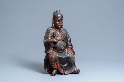 Une grande figure de Guandi en bois lacqué, Chine, Kangxi