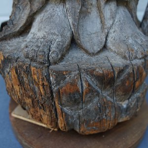 Une grande figure de Guanyin en bois sculpté, Chine, Ming — photo 13