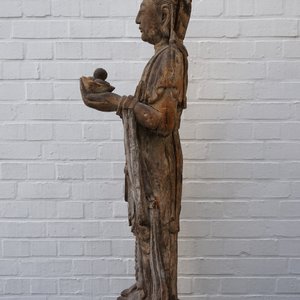 Une grande figure de Guanyin en bois sculpté, Chine, Ming — photo 22