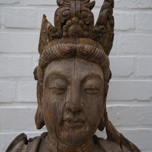 Une grande figure de Guanyin en bois sculpté, Chine, Ming — photo 9