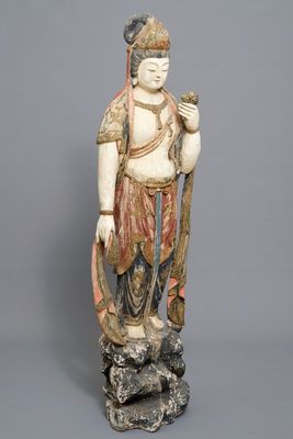 Une grande figure de Guanyin en bois sculpté et polychromé, Chine, 18/19ème
