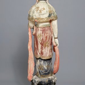 Une grande figure de Guanyin en bois sculpté et polychromé, Chine, 18/19ème — photo 4