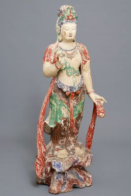 Une grande figure de Guanyin en bois sculpté et polychromé, Chine, 18/19ème