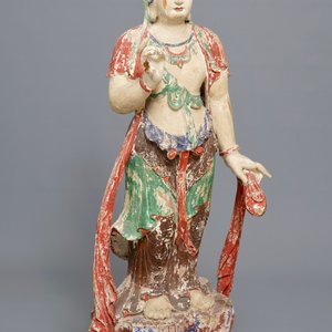 Une grande figure de Guanyin en bois sculpté et polychromé, Chine, 18/19ème — photo 1
