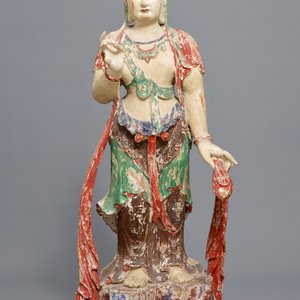 Une grande figure de Guanyin en bois sculpté et polychromé, Chine, 18/19ème — photo 2
