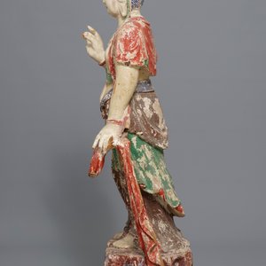 Une grande figure de Guanyin en bois sculpté et polychromé, Chine, 18/19ème — photo 5