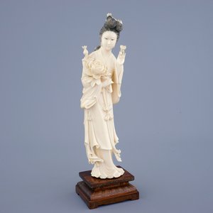 Une grande figure de Guanyin en ivoire sculpté sur socle en bois, début du 20ème — photo 1
