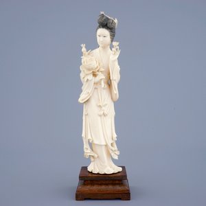 Une grande figure de Guanyin en ivoire sculpté sur socle en bois, début du 20ème — photo 2