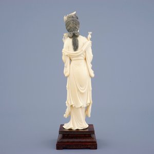 Une grande figure de Guanyin en ivoire sculpté sur socle en bois, début du 20ème — photo 4