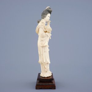 Une grande figure de Guanyin en ivoire sculpté sur socle en bois, début du 20ème — photo 5