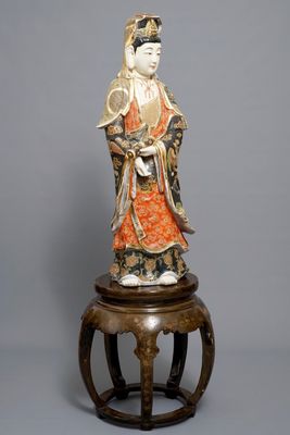 Une grande figure de Kannon en porcelaine Satsuma de Japon sur socle en bois laqué, Meiji, 19/20ème