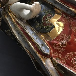 Une grande figure de Kannon en porcelaine Satsuma de Japon sur socle en bois laqué, Meiji, 19/20ème — photo 10