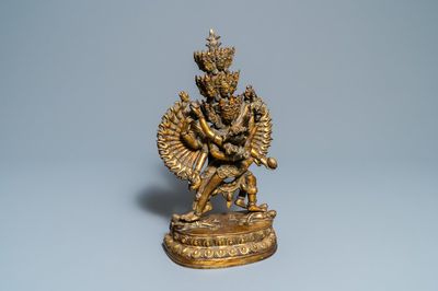 Une grande figure de Kapaladhara Hevajra en bronze doré incrusté de corail, Sino-Tibet, 18/19ème