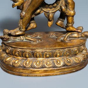 Une grande figure de Kapaladhara Hevajra en bronze doré incrusté de corail, Sino-Tibet, 18/19ème — photo 11