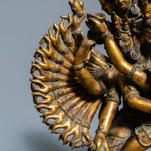 Une grande figure de Kapaladhara Hevajra en bronze doré incrusté de corail, Sino-Tibet, 18/19ème — photo 12