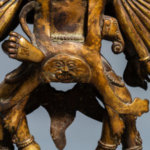 Une grande figure de Kapaladhara Hevajra en bronze doré incrusté de corail, Sino-Tibet, 18/19ème — photo 15