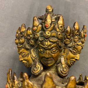 Une grande figure de Kapaladhara Hevajra en bronze doré incrusté de corail, Sino-Tibet, 18/19ème — photo 22