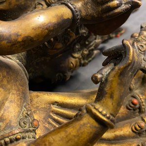 Une grande figure de Kapaladhara Hevajra en bronze doré incrusté de corail, Sino-Tibet, 18/19ème — photo 28