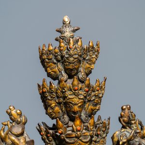 Une grande figure de Kapaladhara Hevajra en bronze doré incrusté de corail, Sino-Tibet, 18/19ème — photo 8