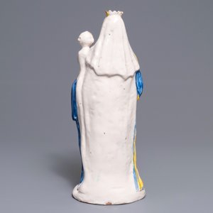 Une grande figure de la Vierge à l'enfant en faïence de Nevers, France, 17ème — photo 4