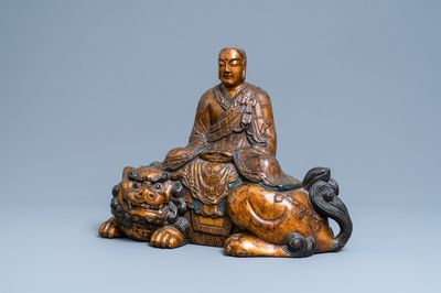 Une grande figure de Monju sur un shishi en bois doré, laqué et polychromé, Japon, Edo/Meiji, 18/19ème