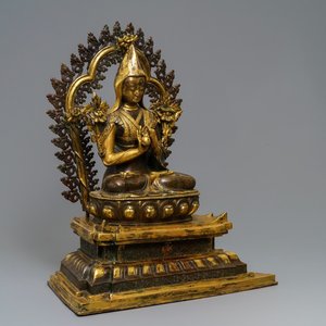 Une grande figure de Tsongkhapa sur son trône en bronze partiellement doré, Chine ou Tibet, 19/20ème — photo 1
