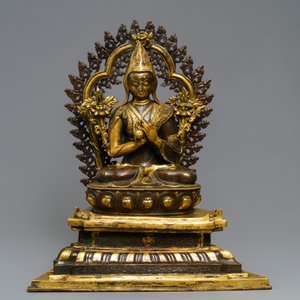 Une grande figure de Tsongkhapa sur son trône en bronze partiellement doré, Chine ou Tibet, 19/20ème — photo 2