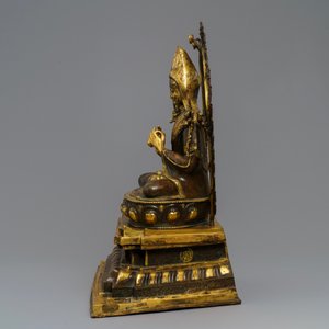 Une grande figure de Tsongkhapa sur son trône en bronze partiellement doré, Chine ou Tibet, 19/20ème — photo 3