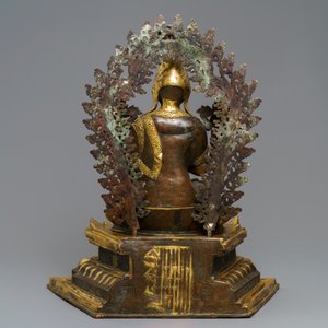 Une grande figure de Tsongkhapa sur son trône en bronze partiellement doré, Chine ou Tibet, 19/20ème — photo 4