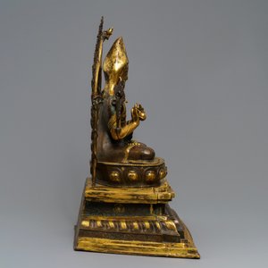 Une grande figure de Tsongkhapa sur son trône en bronze partiellement doré, Chine ou Tibet, 19/20ème — photo 5