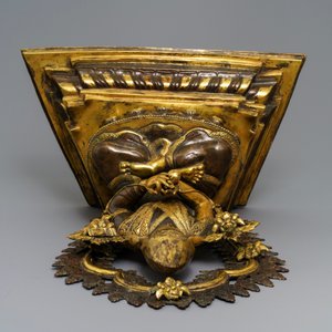 Une grande figure de Tsongkhapa sur son trône en bronze partiellement doré, Chine ou Tibet, 19/20ème — photo 7
