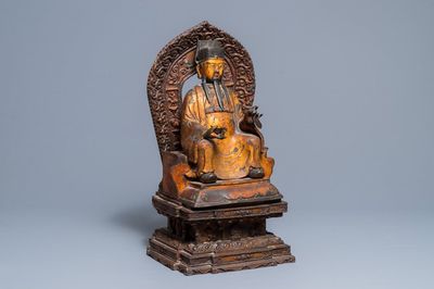 Une grande figure de Zhenwu en bronze incrusté et doré sur socle en bois doré, Chine, Ming