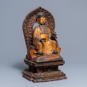 Une grande figure de Zhenwu en bronze incrusté et doré sur socle en bois doré, Chine, Ming — photo 1