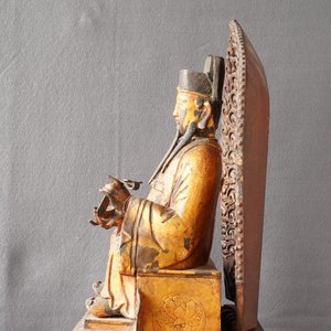 Une grande figure de Zhenwu en bronze incrusté et doré sur socle en bois doré, Chine, Ming — photo 14