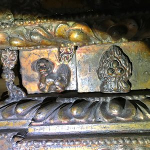 Une grande figure de Zhenwu en bronze incrusté et doré sur socle en bois doré, Chine, Ming — photo 61
