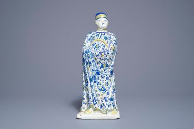 Une grande figure d'un chinois en faïence polychrome de Berlin, 18ème