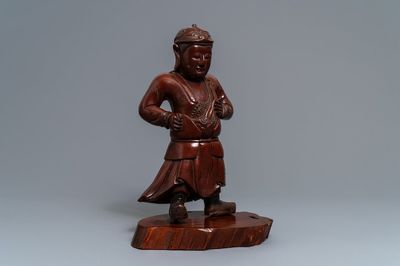 Une grande figure d'un gardien en bois sculpté et laqué, Chine, 19ème