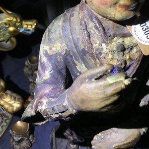 Une grande figure d'un gardien en bronze et polychromie, Chine, Ming — photo 12