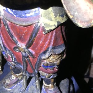 Une grande figure d'un gardien en bronze et polychromie, Chine, Ming — photo 14