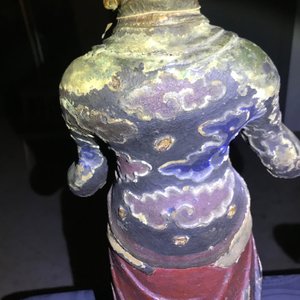 Une grande figure d'un gardien en bronze et polychromie, Chine, Ming — photo 19