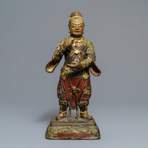 Une grande figure d'un gardien en bronze et polychromie, Chine, Ming — photo 2