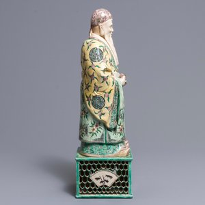 Une grande figure d'un immortel en biscuit émaillé vert sur socle, Kangxi — photo 3