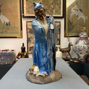 Une grande figure d'un immortel en grès de Shiwan à émail bleu, Chine, 19ème — photo 23