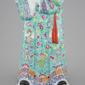 Une grande figure d'un immortel en porcelaine de Chine famille rose, 19/20ème — photo 6