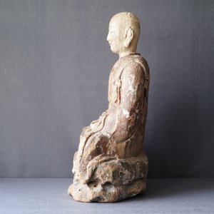 Une grande figure d'un moine bouddhiste en bois peint, Chine, Ming — photo 11
