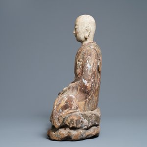 Une grande figure d'un moine bouddhiste en bois peint, Chine, Ming — photo 5